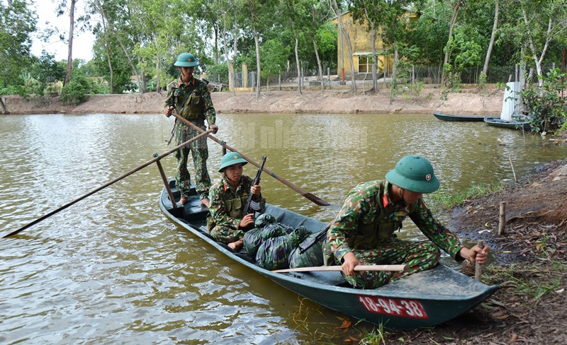Để người học dễ tiếp thu, cán bộ tổ chức huấn luyện từ nội dung căn bản về xuồng, cách sử dụng dầm, chèo; cách điều khiển hướng di chuyển, không để xuồng bị bập bênh, mất thăng bằng.